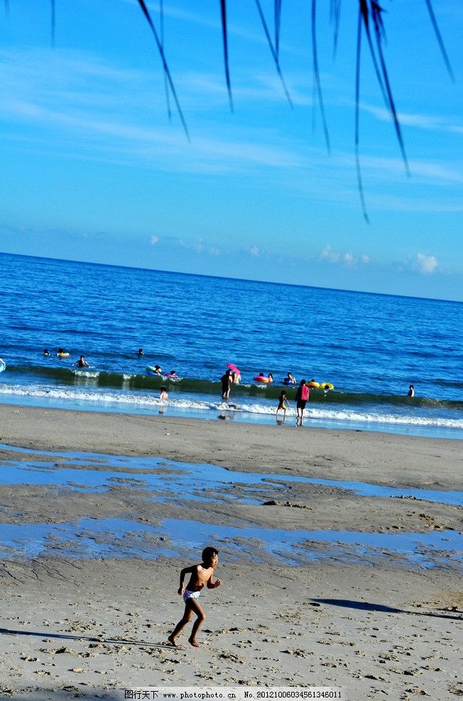 海边沙滩 海边 夏日海滩 夏季 夏天 大海 海洋 沙滩 休闲 旅游 盛夏 海滩 蓝天 白云 碧海蓝天 海岛 风景 风光 美景 景色 景观 小男孩 人物 小船 浪花 海浪 救生圈 海水 300DPI 田园风光 自然景观 摄影 TIF