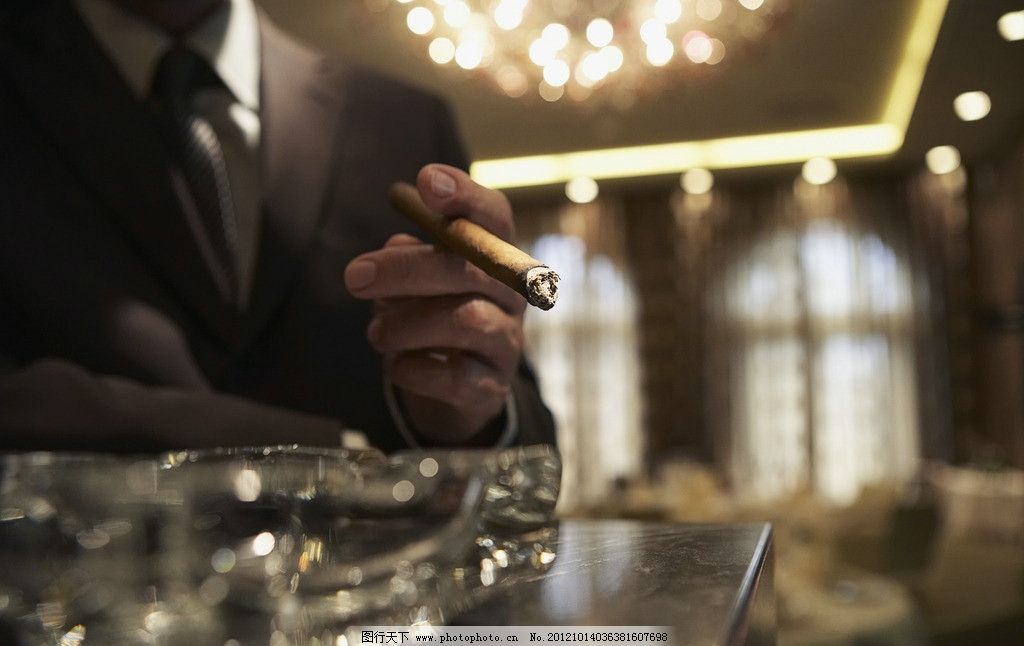 抽雪茄图片