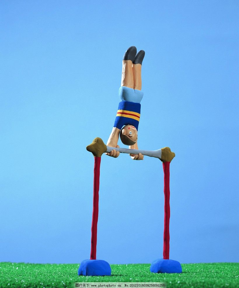 学生玩单杠图片