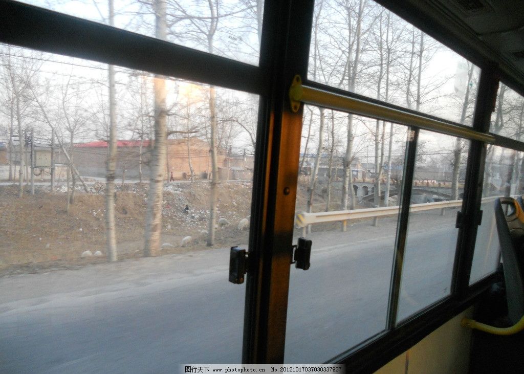 车窗 车窗外 窗户 公交车 玻璃 公路 路旁 树木 生活百科 生活素材