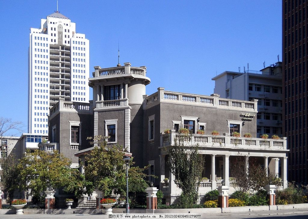 天津意式风情区中心广场别墅 历史建筑 风貌建筑 欧式建筑 意式风格 西洋建筑 建筑艺术 建筑装饰 装饰艺术 外檐装饰 露台 阳台 别墅 风情区 旅游景区 天津历史风貌建筑 建筑摄影 建筑园林 摄影 300DPI JPG