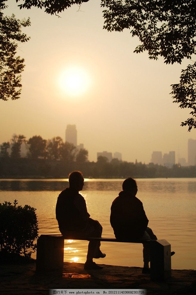 夕阳西下的老人图片