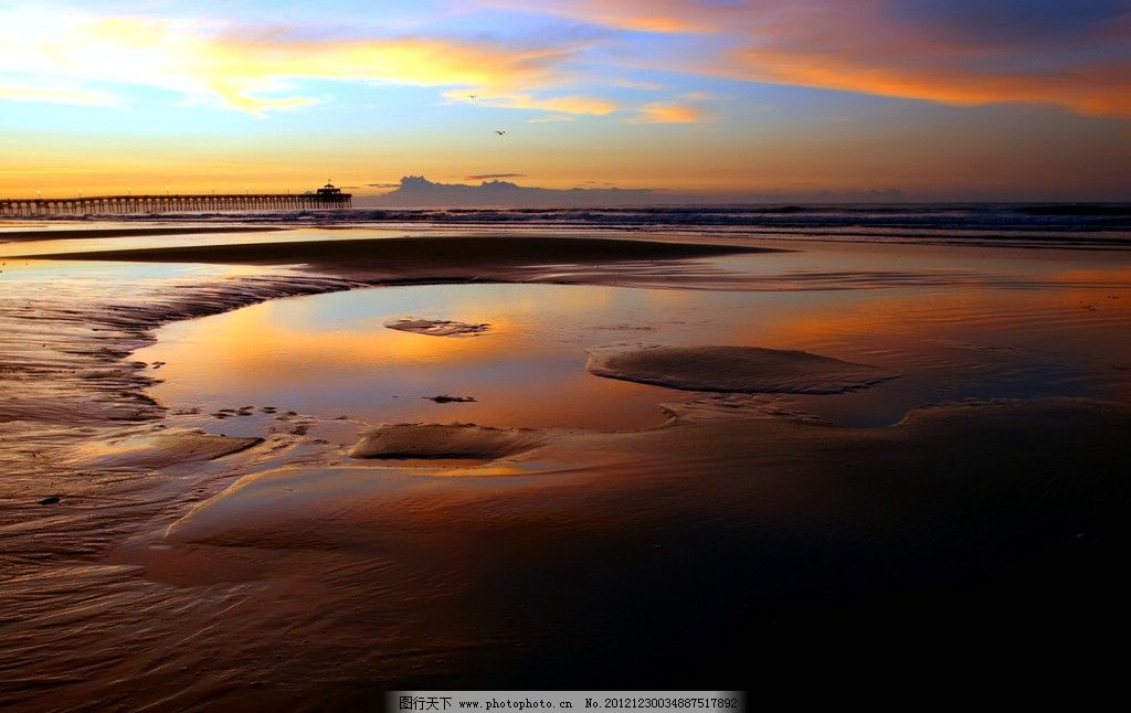 沙滩夕阳美景 美丽风光 风光摄影 夕阳美景 海岸风光 海洋 海滩 沙滩 海岸落日 海洋日落 海水 暮色 余晖 日落 夕阳 晚霞 霞光 云彩 摄影素材 景色素材 海洋落日 自然风景 自然景观 摄影 72DPI JPG
